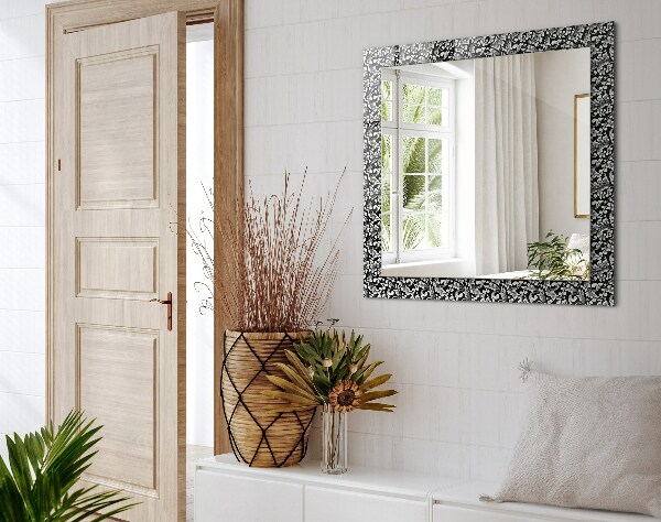 Espelho decorativo com ornamentos em preto e branco