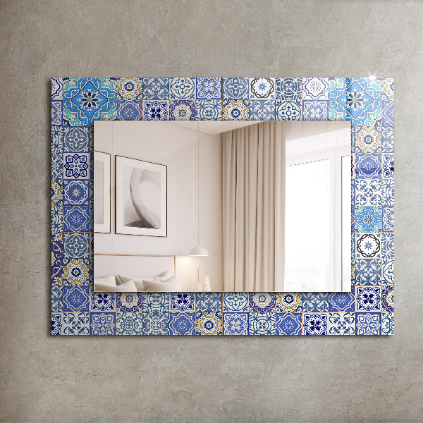 Espelho com moldura decorada com motivos marroquinos