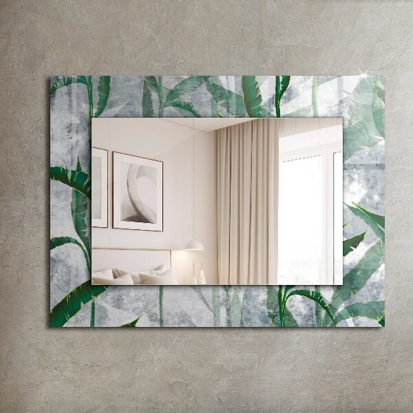 Espelho com moldura decorada de plantas com folhas verdes