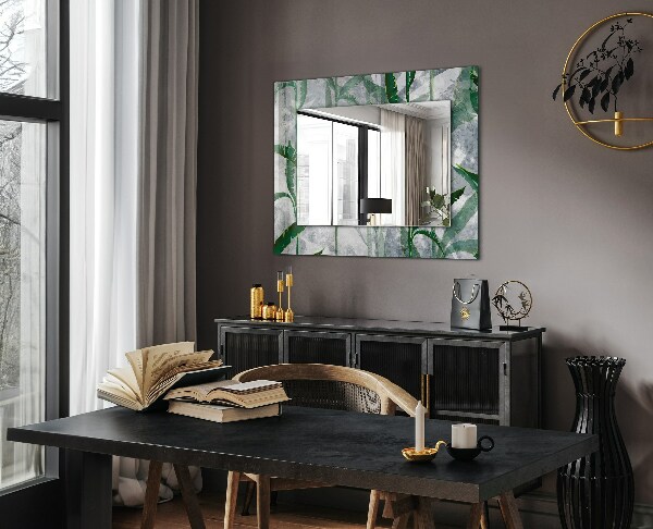 Espelho com moldura decorada de plantas com folhas verdes