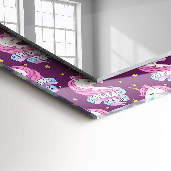 Espelho com moldura decorada em formato de unicórnio com estrelas