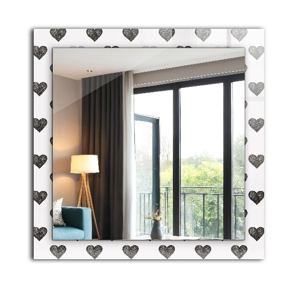 Espelho decorativo com padrão de coração preto