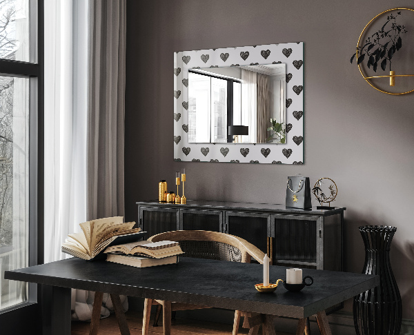 Espelho decorativo com padrão de coração preto