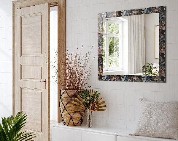 Espelho com moldura decorada com flores e folhas