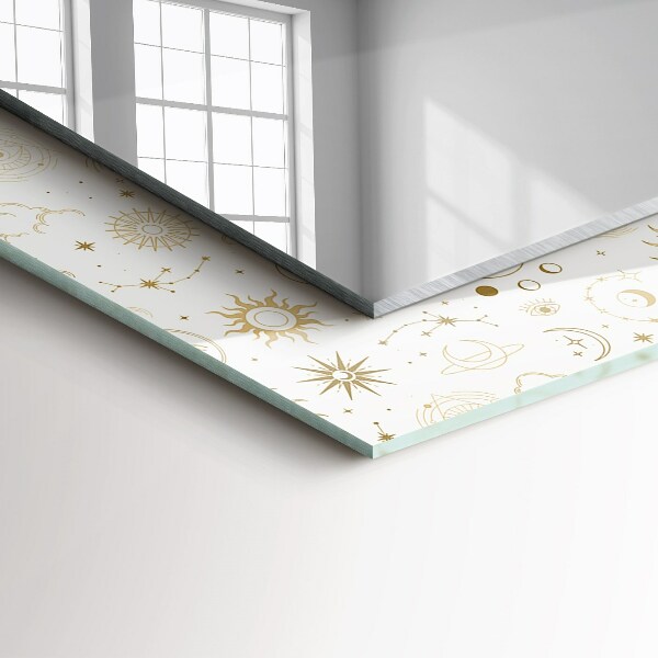Espelho com moldura decorada com sol lua e estrelas