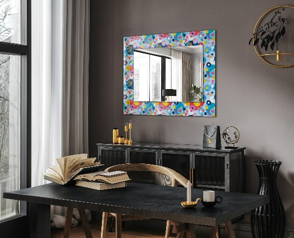 Espelho decorativo com motivos abstratos coloridos