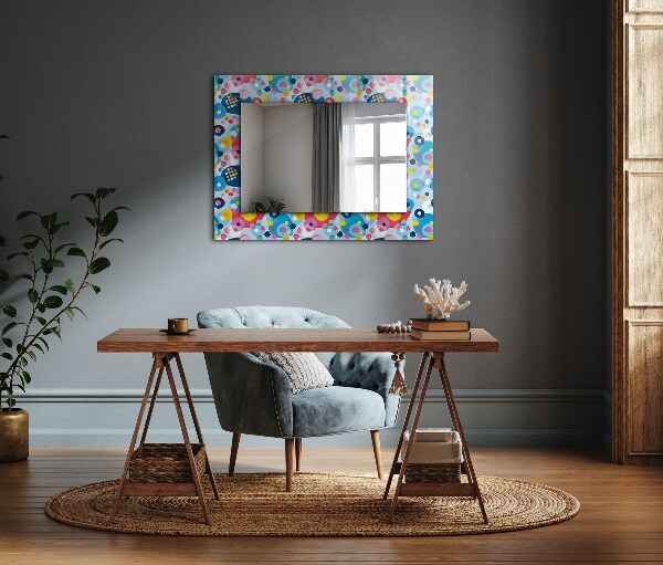 Espelho decorativo com motivos abstratos coloridos