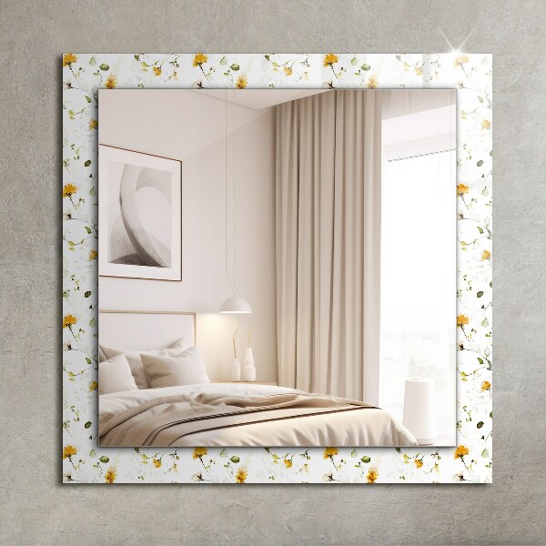 Espelho com moldura decorada com padrão de folhas e flores