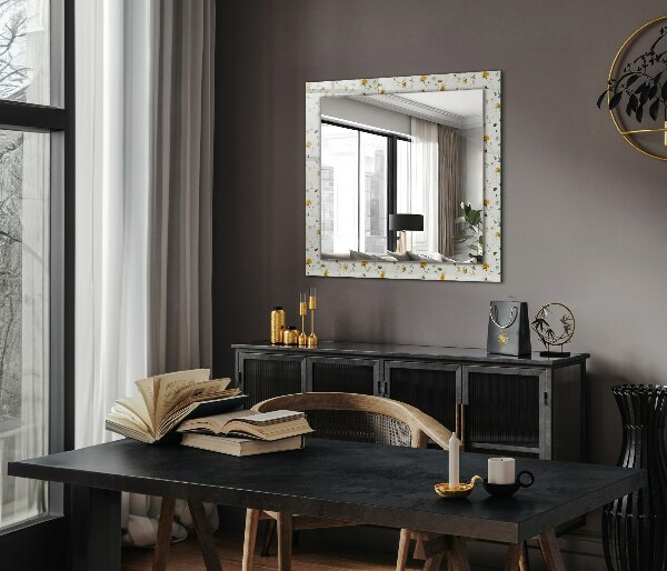 Espelho com moldura decorada com padrão de folhas e flores