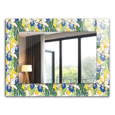 Espelho com moldura decorada com flores e folhas