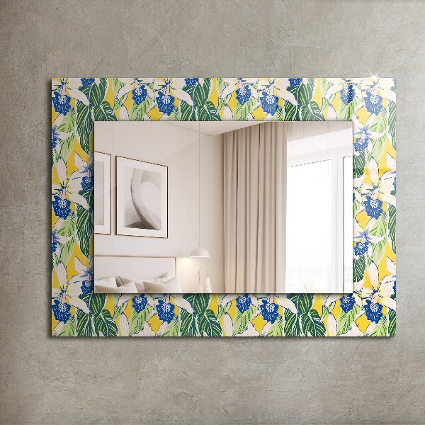 Espelho com moldura decorada com flores e folhas