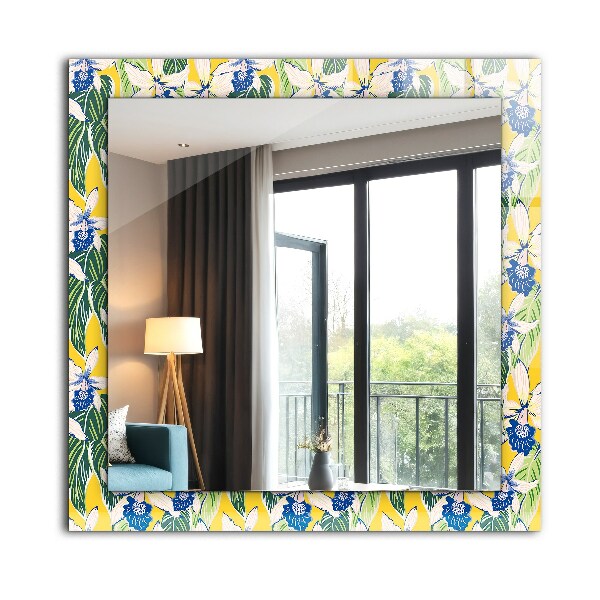 Espelho com moldura decorada com flores e folhas