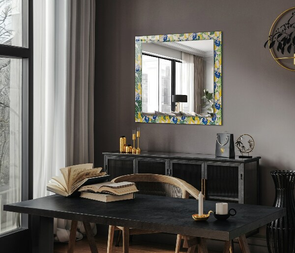Espelho com moldura decorada com flores e folhas