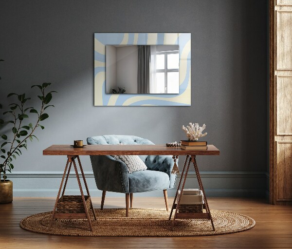 Espelho com moldura decorada com motivos ondulados abstratos