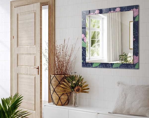 Espelho com moldura decorada com flores de lótus na cor rosa