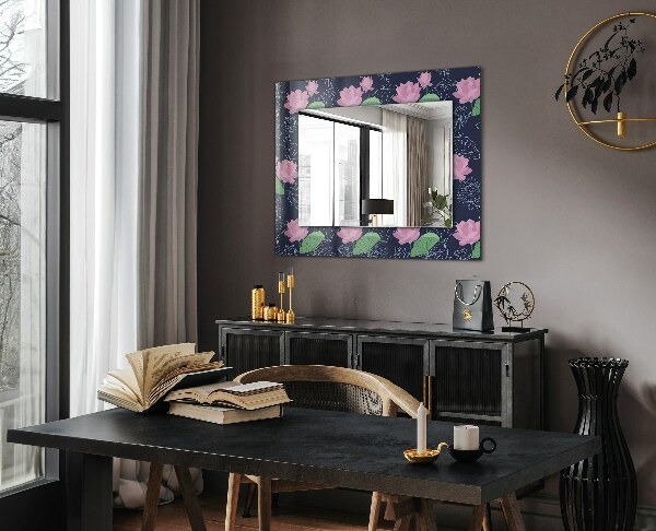 Espelho com moldura decorada com flores de lótus na cor rosa