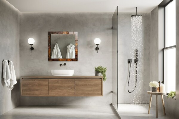 Espelho com moldura decorada em superfície metálica enferrujada