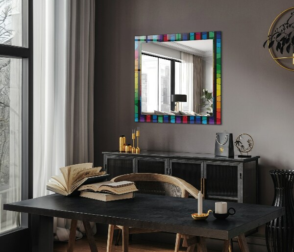 Espelho com moldura decorada com fitas de vidro coloridas