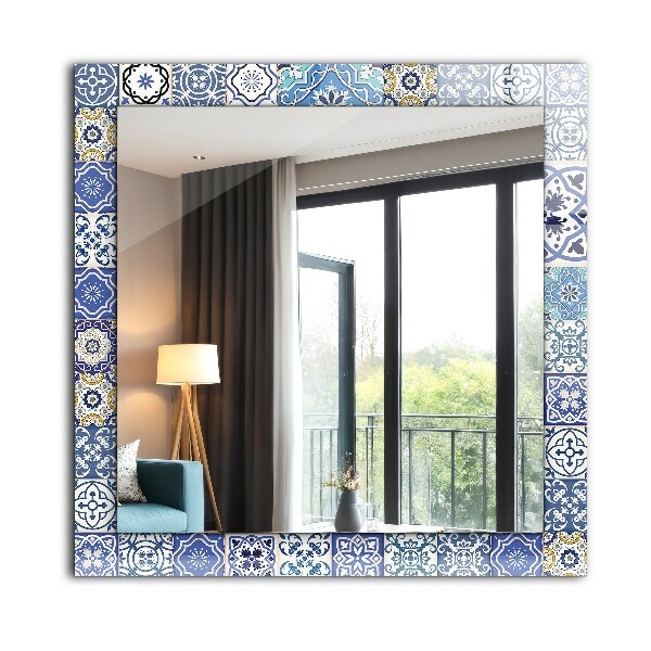 Espelho decorativo com mosaicos coloridos