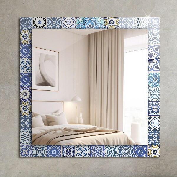 Espelho decorativo com mosaicos coloridos