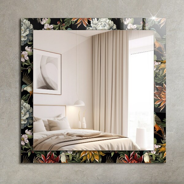 Espelho com moldura decorada com flores e pássaros
