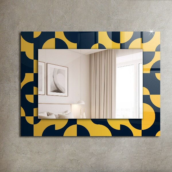 Espelho com moldura decorada de motivo geométrico abstrato
