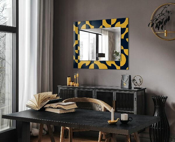 Espelho com moldura decorada de motivo geométrico abstrato
