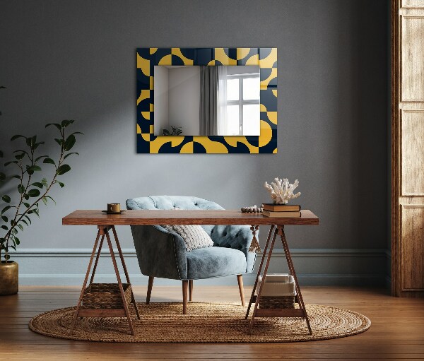 Espelho com moldura decorada de motivo geométrico abstrato