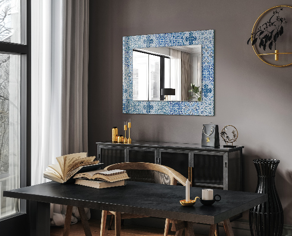 Espelho decorativo com motivo abstrato em mármore