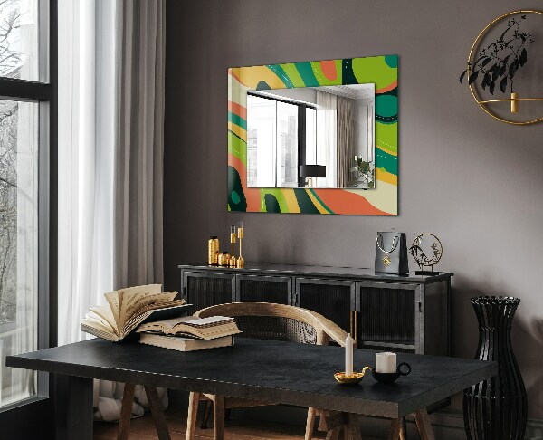 Espelho com moldura decorada com motivo geométrico