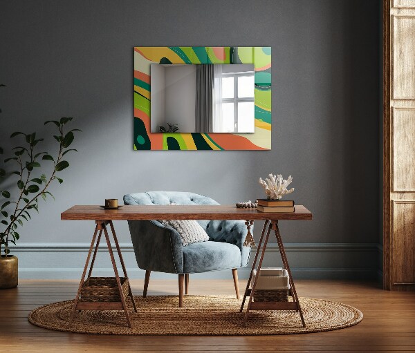 Espelho com moldura decorada com motivo geométrico