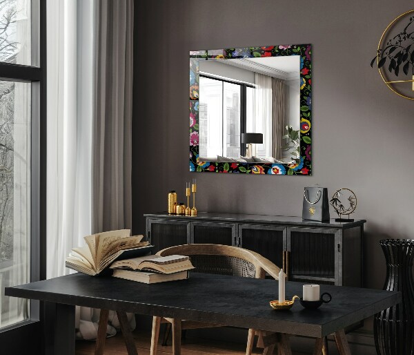 Espelho com moldura decorada com motivos de flores e frutos