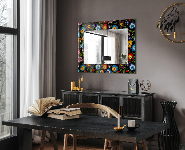 Espelho com moldura decorada com motivos de flores e frutos