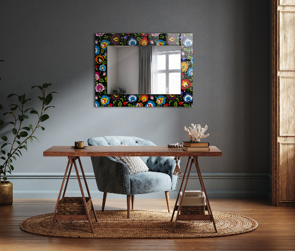 Espelho com moldura decorada com motivos de flores e frutos