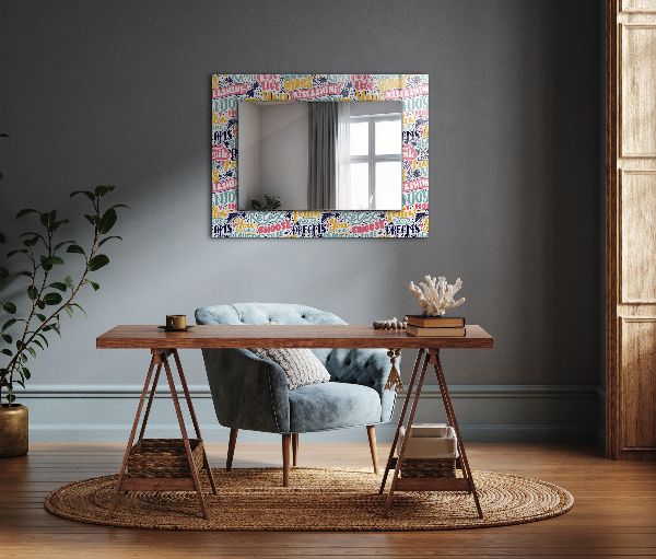 Espelho com moldura decorada em motivos abstratos laranja