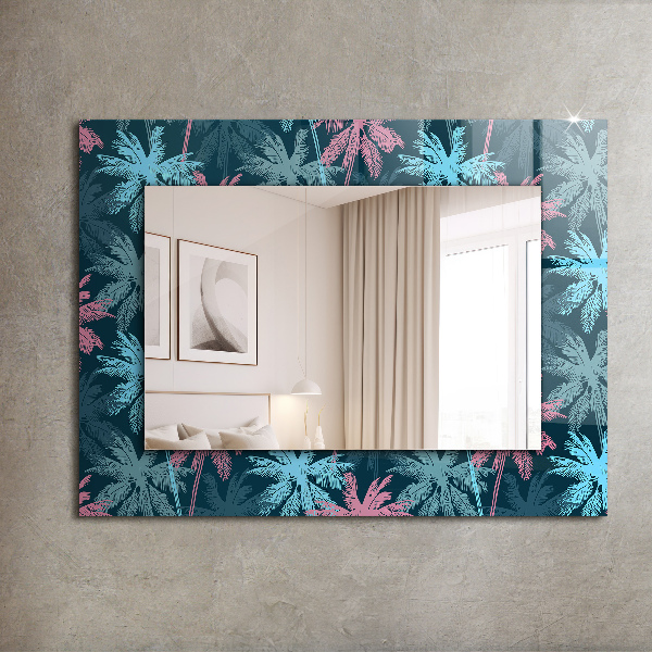 Espelho com moldura decorada e painel de madeira texturizada