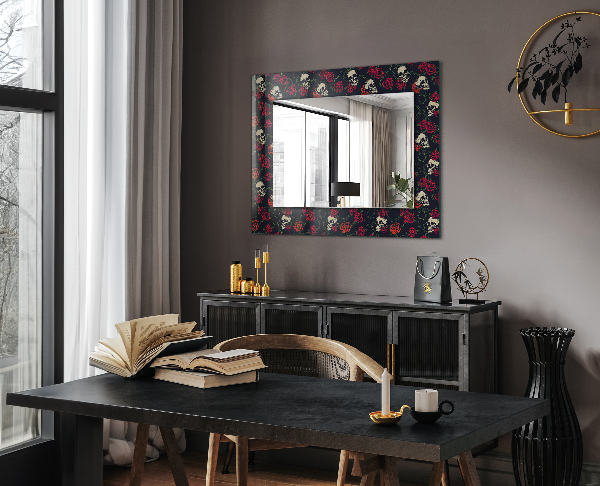 Espelho com moldura decorada de corações rosa