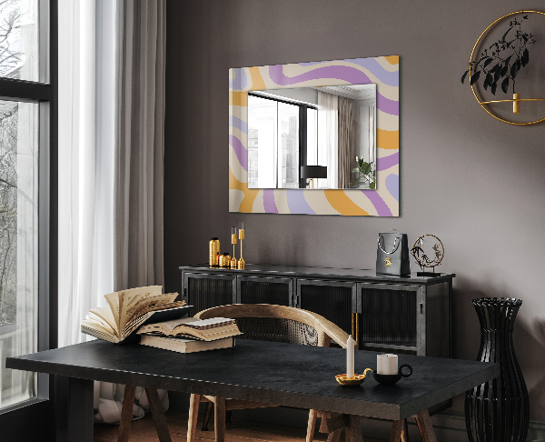 Espelho com moldura decorada com motivos coloridos