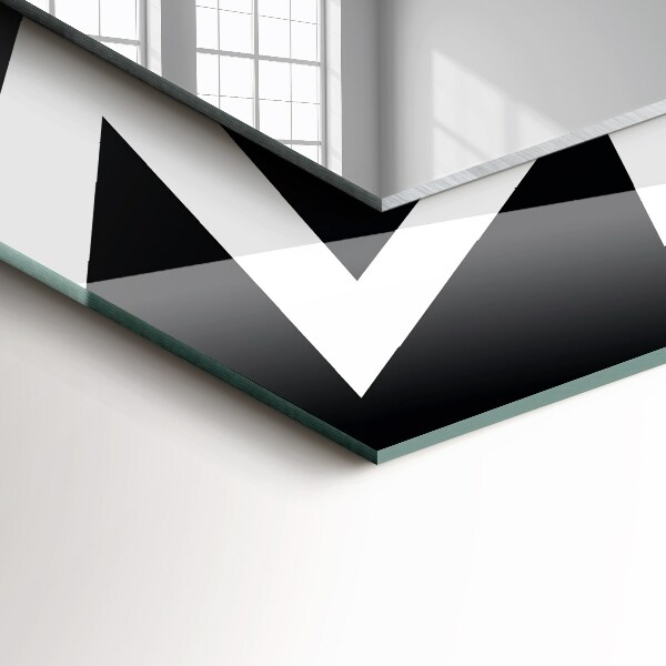 Espelho com moldura decorada com motivos geométricos em branco e preto