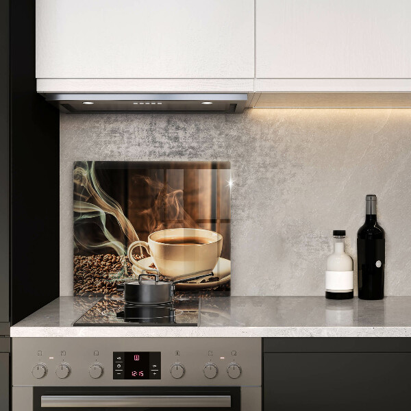 Tábua protetora Uma xícara e grãos de café