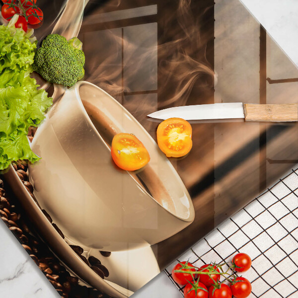 Tábua protetora Uma xícara e grãos de café