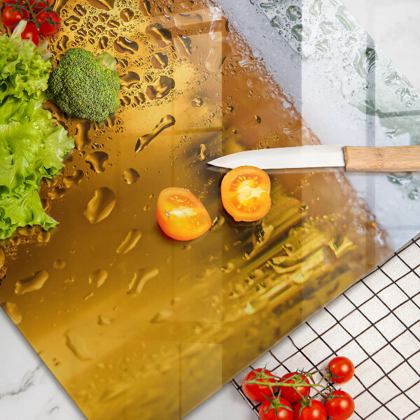 Cobertura placa vitrocerámica Um copo de cerveja molhado