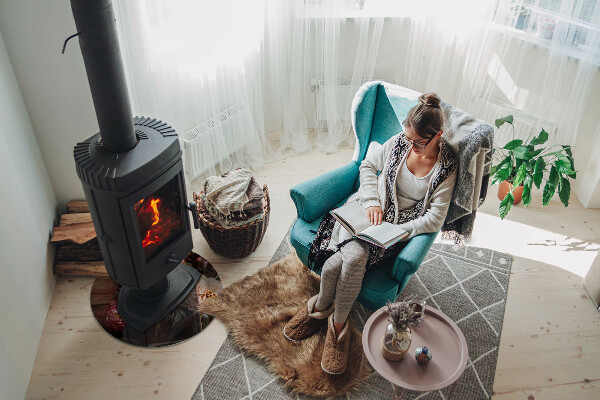 Base de vidro em quarto de círculo para lareira Buquê de flores em detalhe